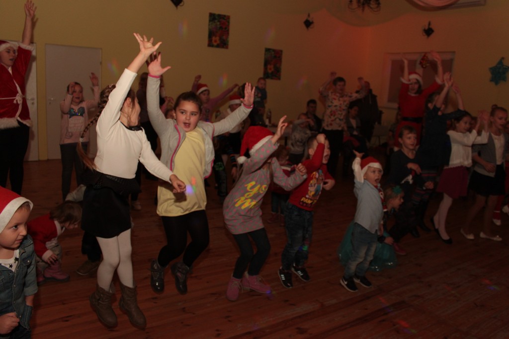 Święty Mikołaj rozpoczął wizytę u dzieci w gminie Kunice