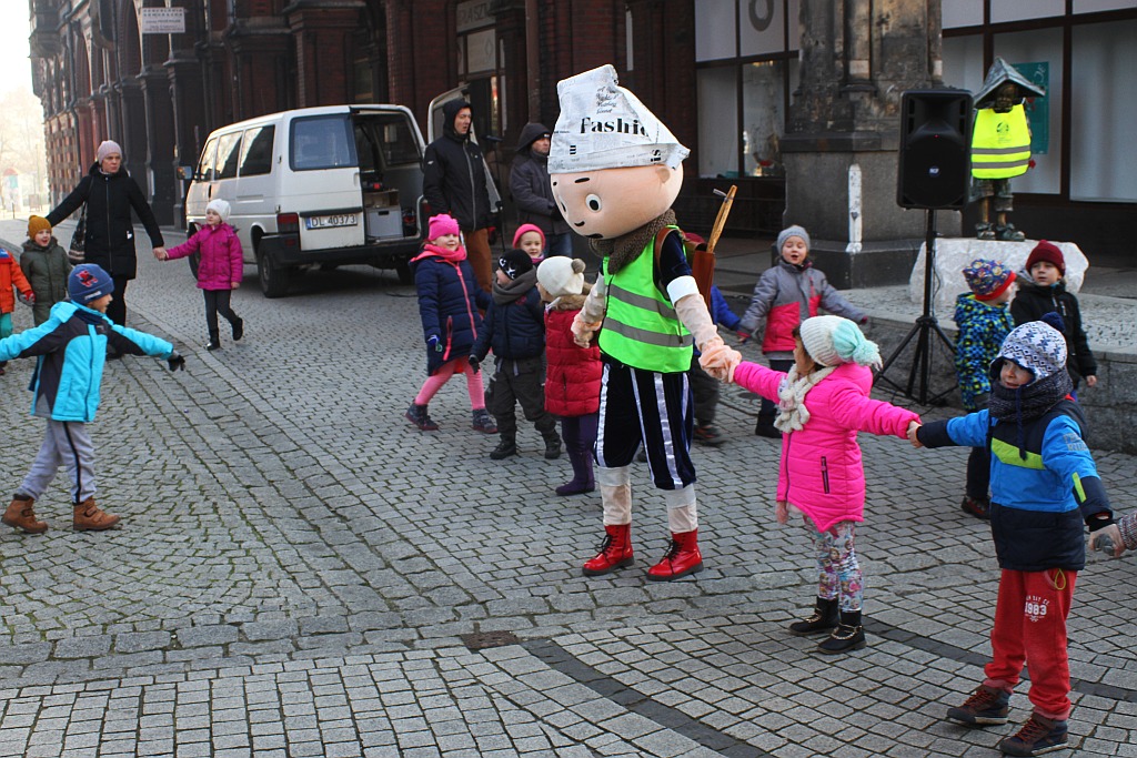 Legnickie przedszkolaki otrzymały kamizelki odblaskowe