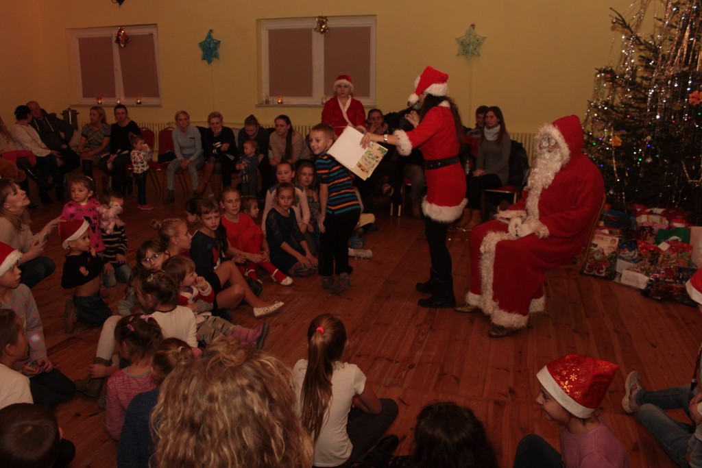 Święty Mikołaj rozpoczął wizytę u dzieci w gminie Kunice