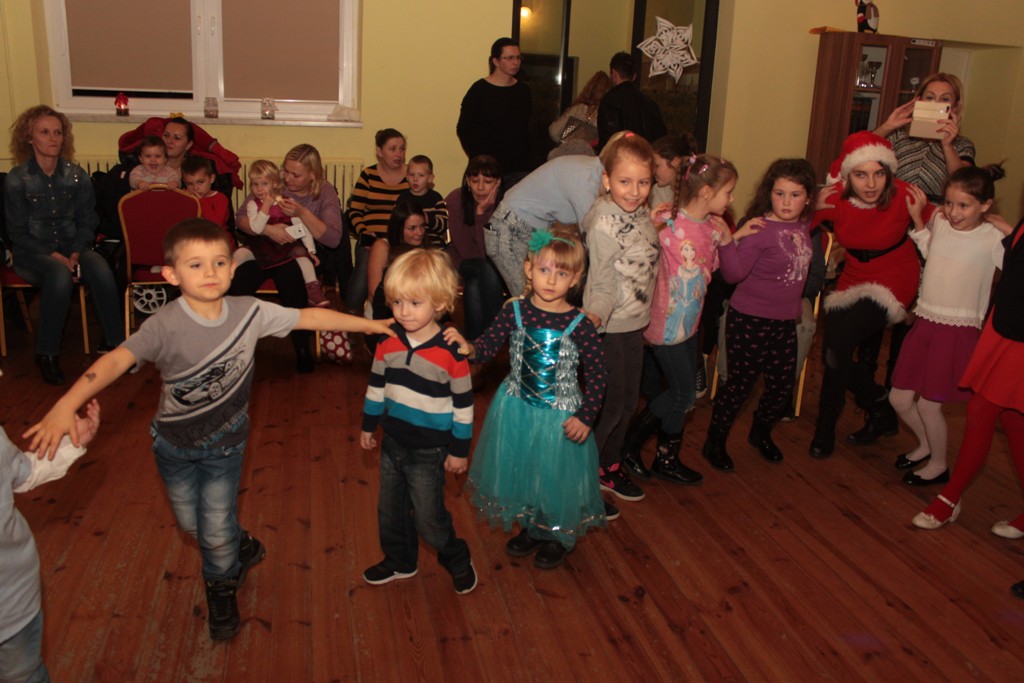 Święty Mikołaj rozpoczął wizytę u dzieci w gminie Kunice