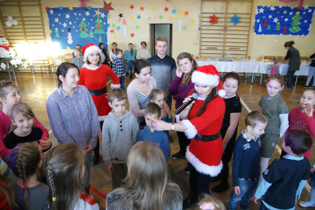 Święty Mikołaj rozpoczął wizytę u dzieci w gminie Kunice