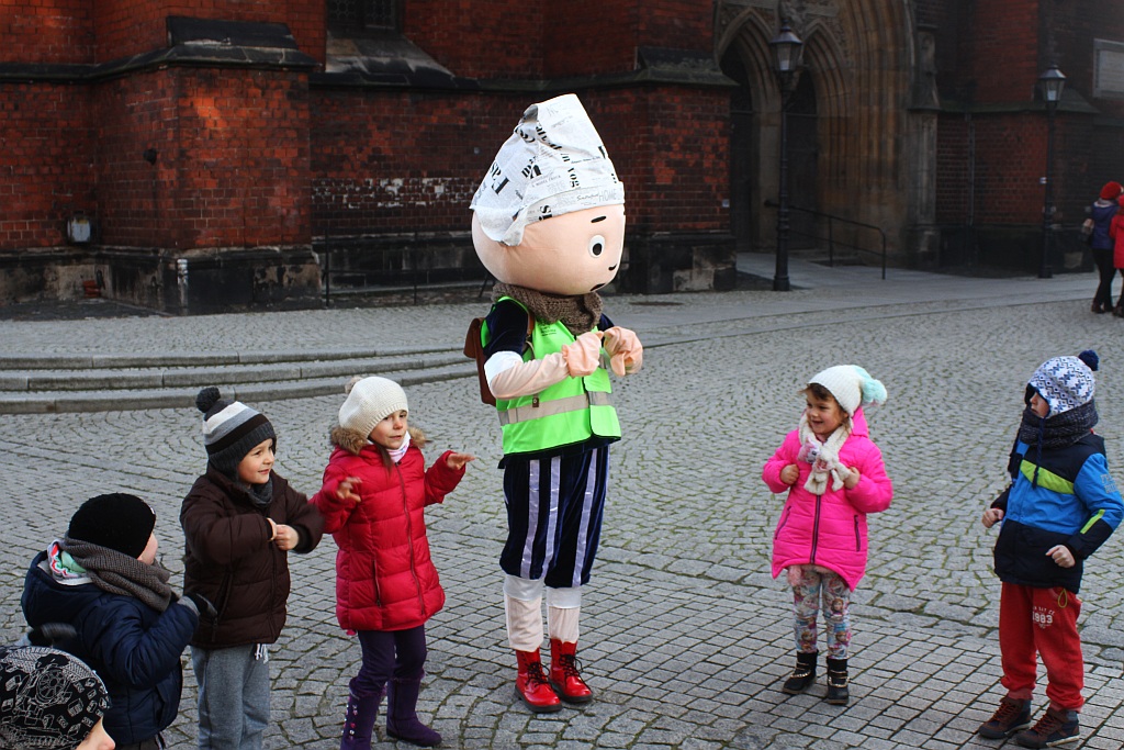 Legnickie przedszkolaki otrzymały kamizelki odblaskowe