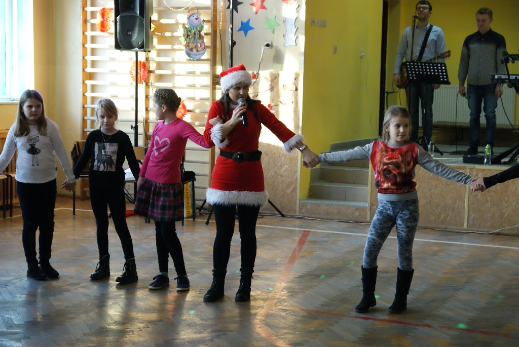 Święty Mikołaj rozpoczął wizytę u dzieci w gminie Kunice