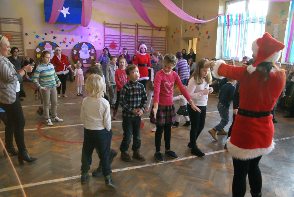 Święty Mikołaj rozpoczął wizytę u dzieci w gminie Kunice