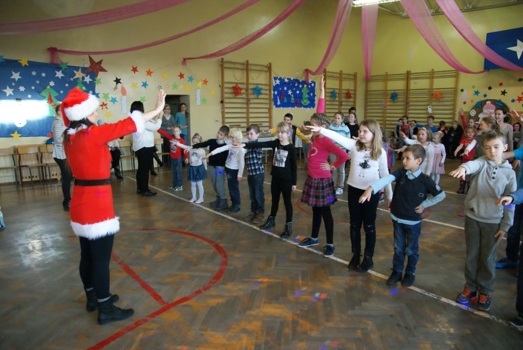 Święty Mikołaj rozpoczął wizytę u dzieci w gminie Kunice