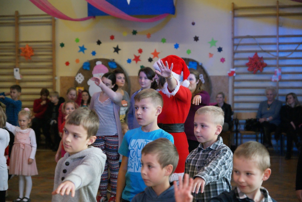 Święty Mikołaj rozpoczął wizytę u dzieci w gminie Kunice