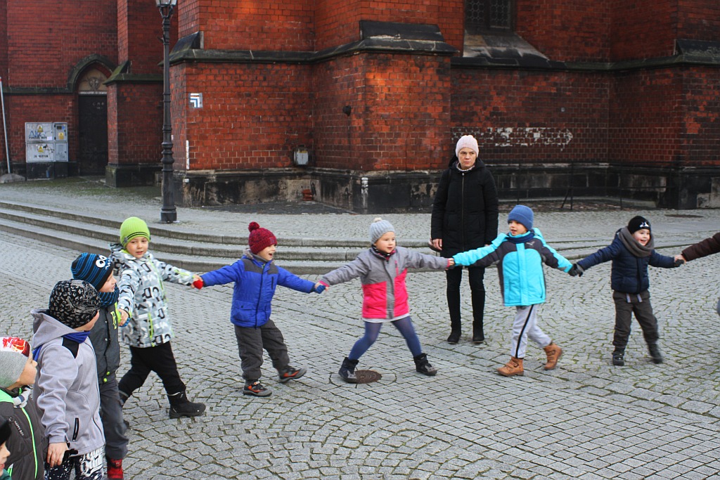 Legnickie przedszkolaki otrzymały kamizelki odblaskowe