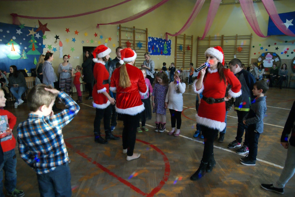 Święty Mikołaj rozpoczął wizytę u dzieci w gminie Kunice