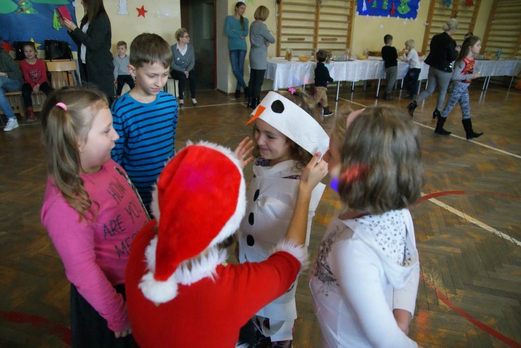 Święty Mikołaj rozpoczął wizytę u dzieci w gminie Kunice