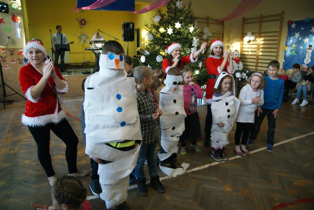 Święty Mikołaj rozpoczął wizytę u dzieci w gminie Kunice