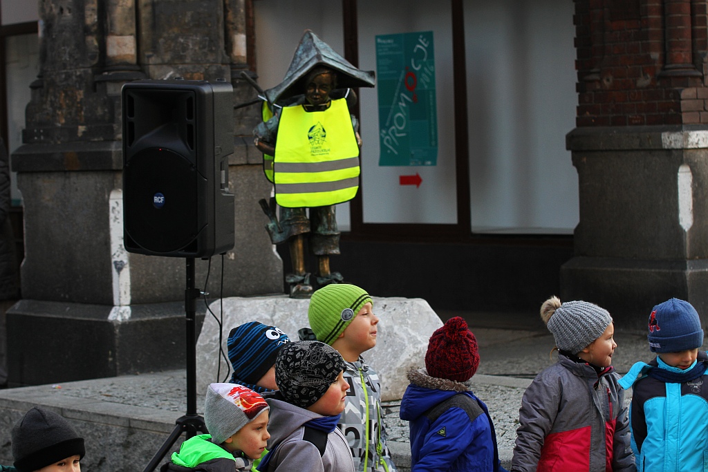 Legnickie przedszkolaki otrzymały kamizelki odblaskowe