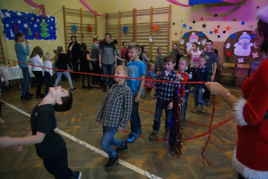 Święty Mikołaj rozpoczął wizytę u dzieci w gminie Kunice