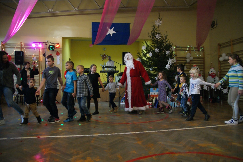 Święty Mikołaj rozpoczął wizytę u dzieci w gminie Kunice