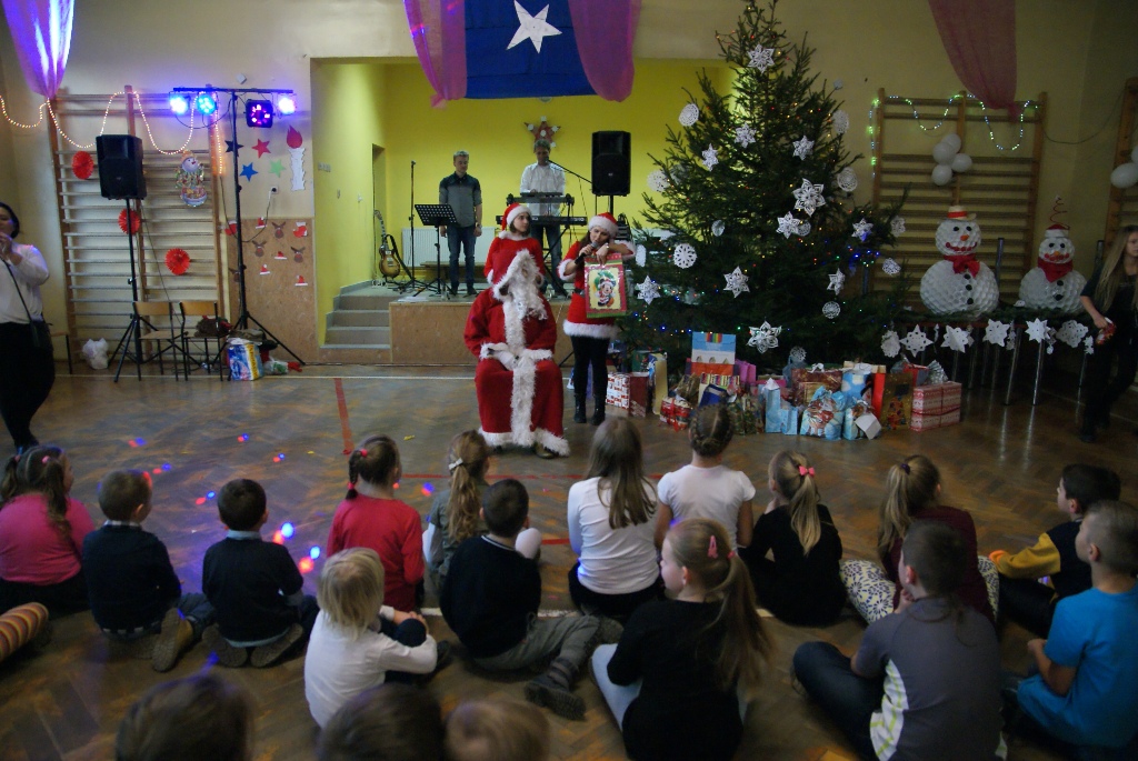 Święty Mikołaj rozpoczął wizytę u dzieci w gminie Kunice