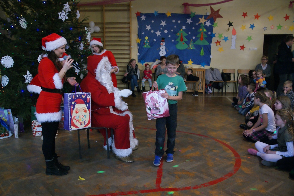 Święty Mikołaj rozpoczął wizytę u dzieci w gminie Kunice
