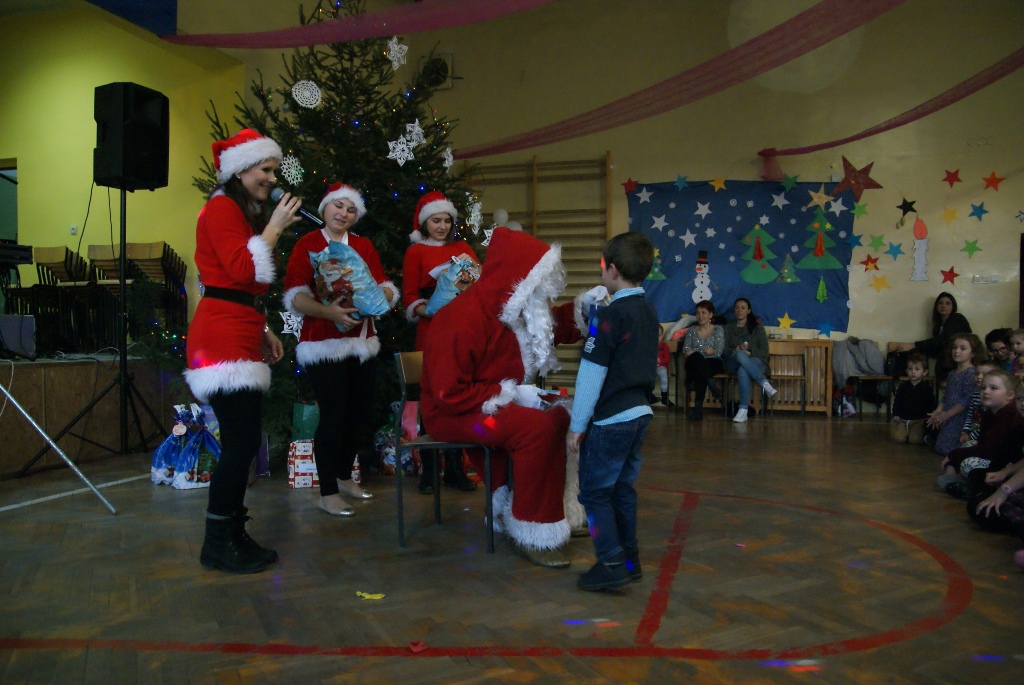 Święty Mikołaj rozpoczął wizytę u dzieci w gminie Kunice