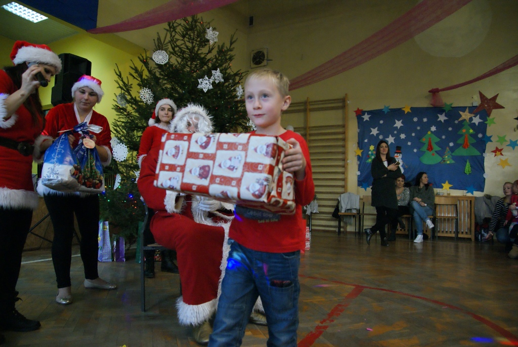 Święty Mikołaj rozpoczął wizytę u dzieci w gminie Kunice