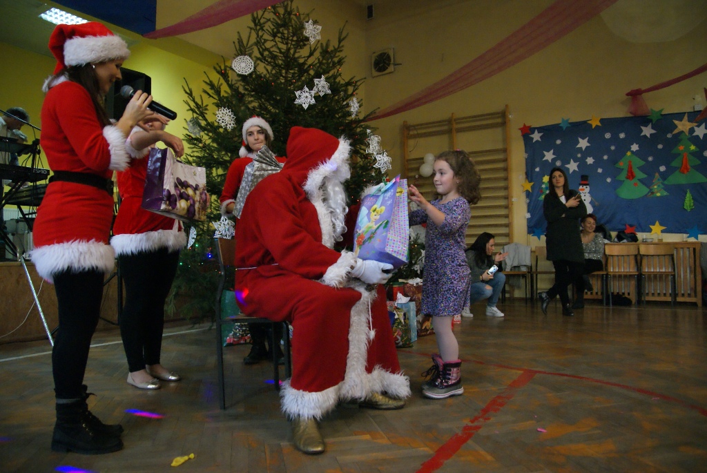Święty Mikołaj rozpoczął wizytę u dzieci w gminie Kunice