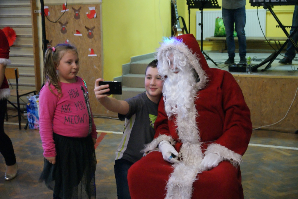 Święty Mikołaj rozpoczął wizytę u dzieci w gminie Kunice