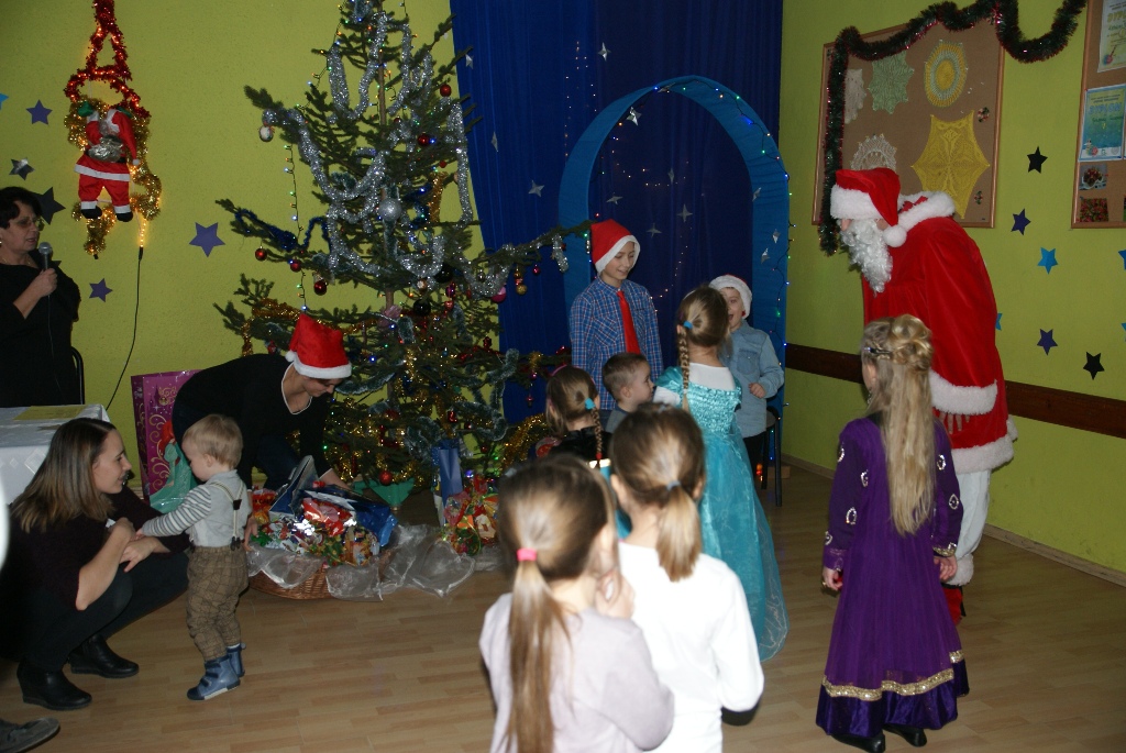 Święty Mikołaj rozpoczął wizytę u dzieci w gminie Kunice