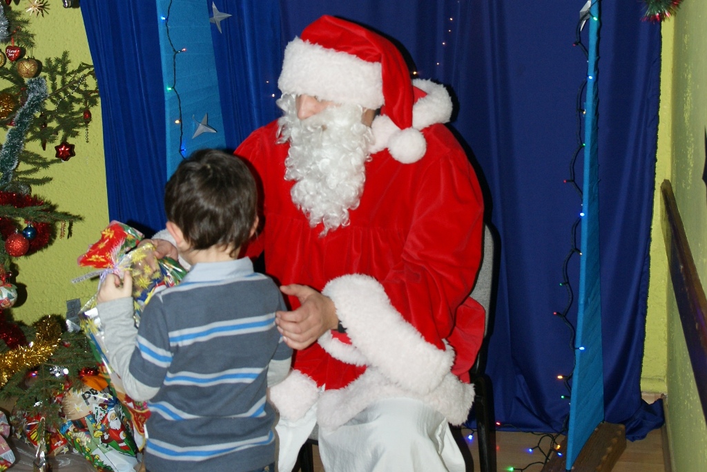 Święty Mikołaj rozpoczął wizytę u dzieci w gminie Kunice