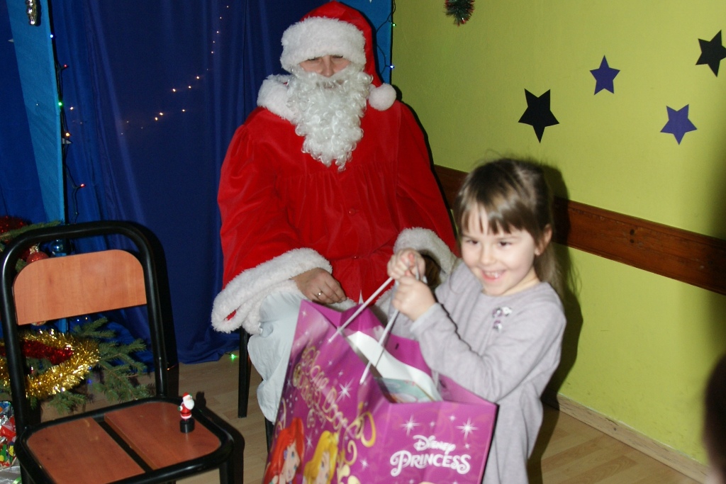 Święty Mikołaj rozpoczął wizytę u dzieci w gminie Kunice