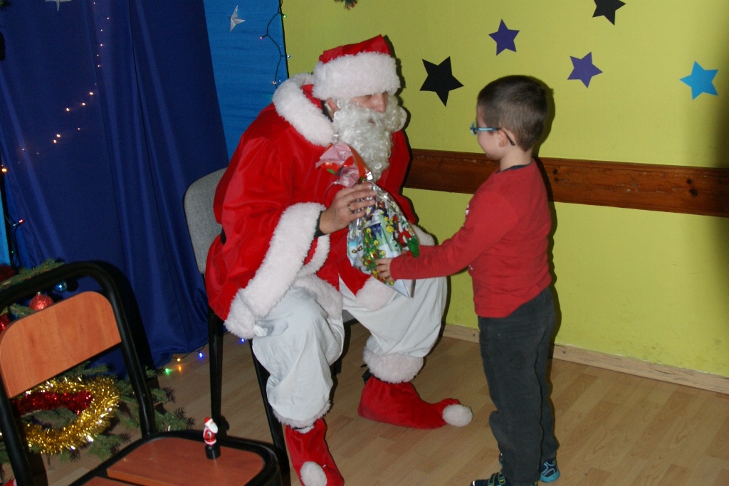 Święty Mikołaj rozpoczął wizytę u dzieci w gminie Kunice