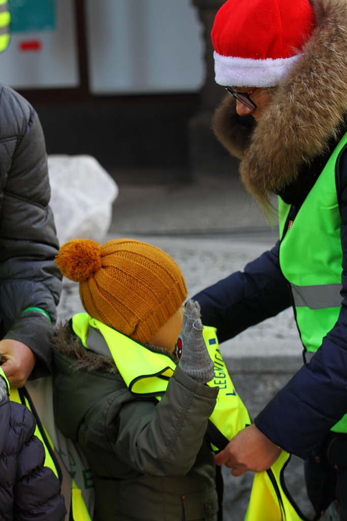 Legnickie przedszkolaki otrzymały kamizelki odblaskowe