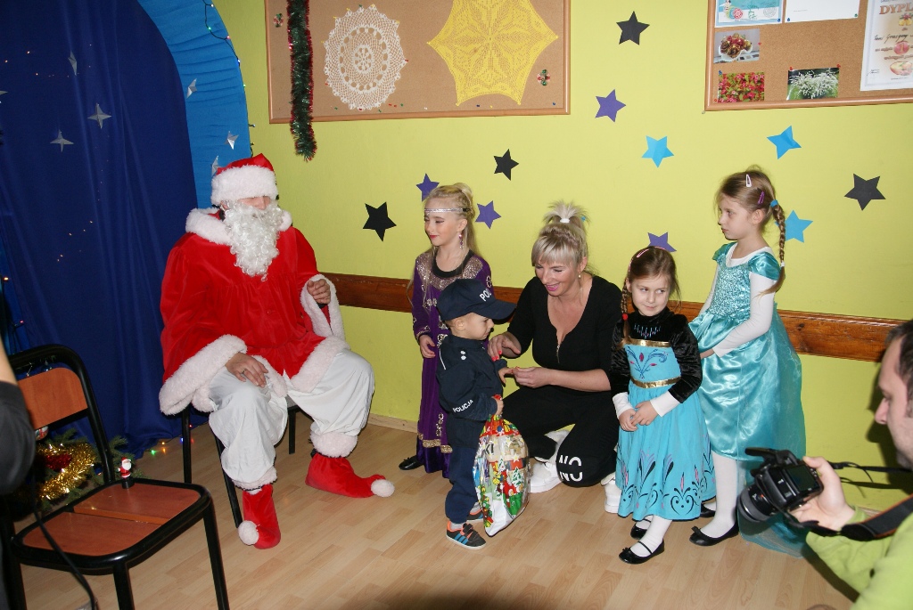 Święty Mikołaj rozpoczął wizytę u dzieci w gminie Kunice