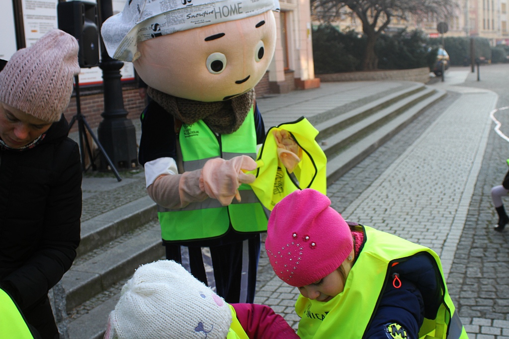Legnickie przedszkolaki otrzymały kamizelki odblaskowe