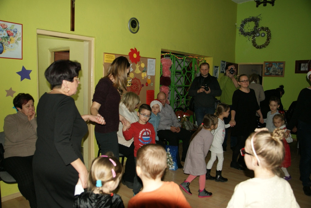 Święty Mikołaj rozpoczął wizytę u dzieci w gminie Kunice