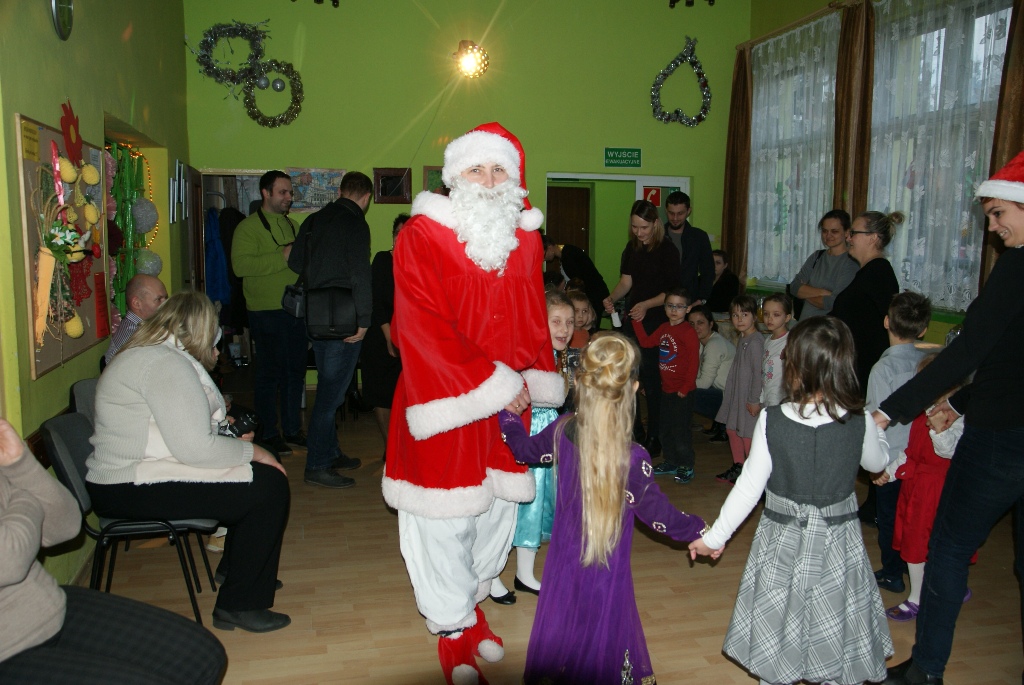 Święty Mikołaj rozpoczął wizytę u dzieci w gminie Kunice