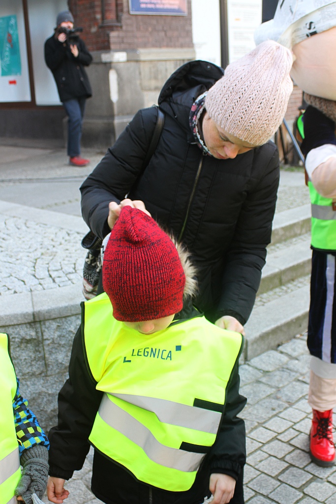 Legnickie przedszkolaki otrzymały kamizelki odblaskowe