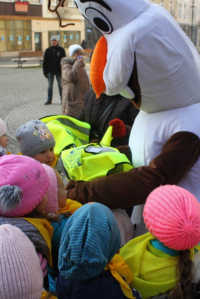 Legnickie przedszkolaki otrzymały kamizelki odblaskowe