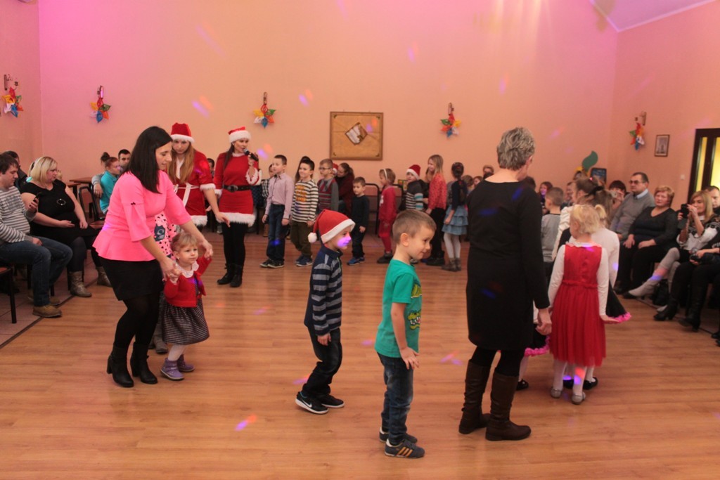 Święty Mikołaj rozpoczął wizytę u dzieci w gminie Kunice