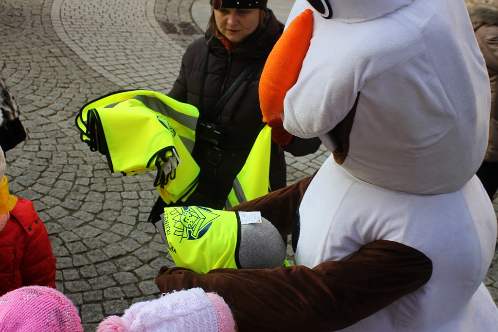 Legnickie przedszkolaki otrzymały kamizelki odblaskowe