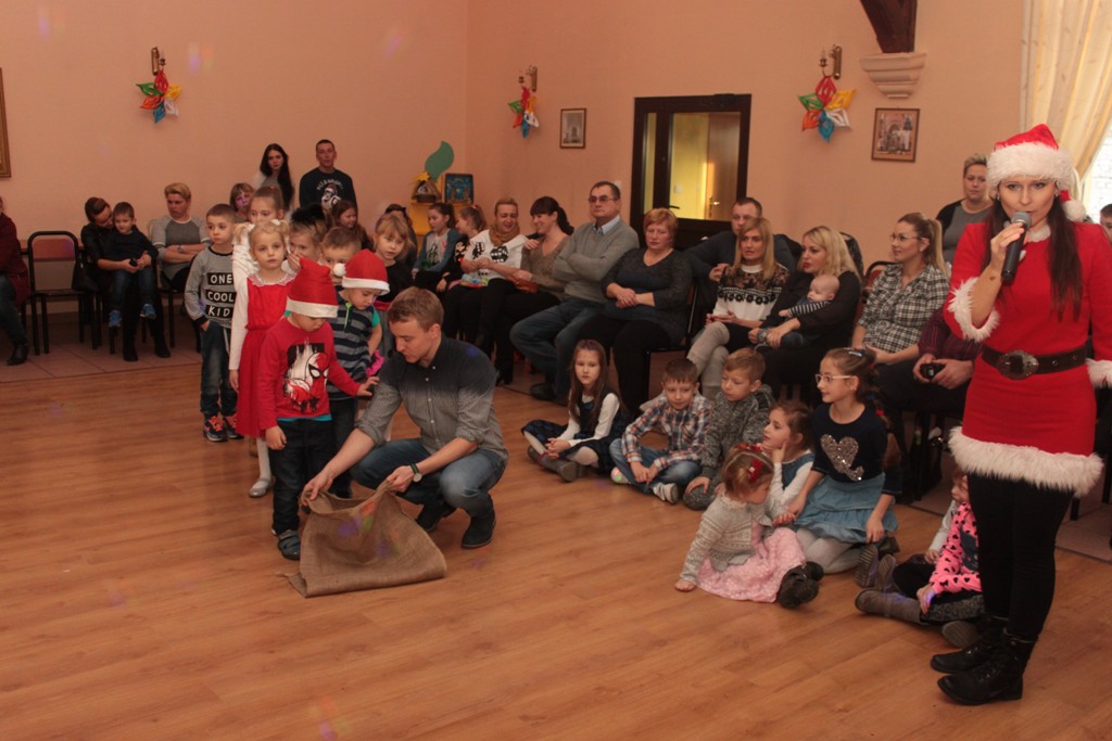 Święty Mikołaj rozpoczął wizytę u dzieci w gminie Kunice