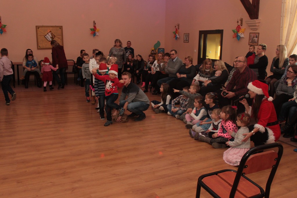 Święty Mikołaj rozpoczął wizytę u dzieci w gminie Kunice