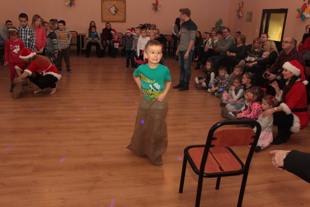 Święty Mikołaj rozpoczął wizytę u dzieci w gminie Kunice