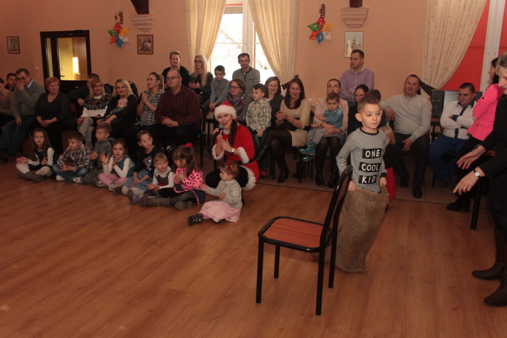 Święty Mikołaj rozpoczął wizytę u dzieci w gminie Kunice