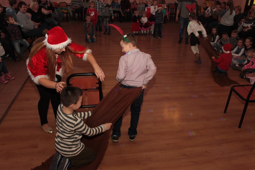 Święty Mikołaj rozpoczął wizytę u dzieci w gminie Kunice