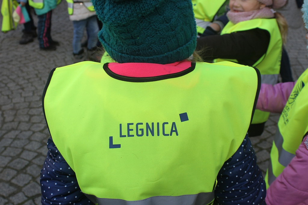 Legnickie przedszkolaki otrzymały kamizelki odblaskowe