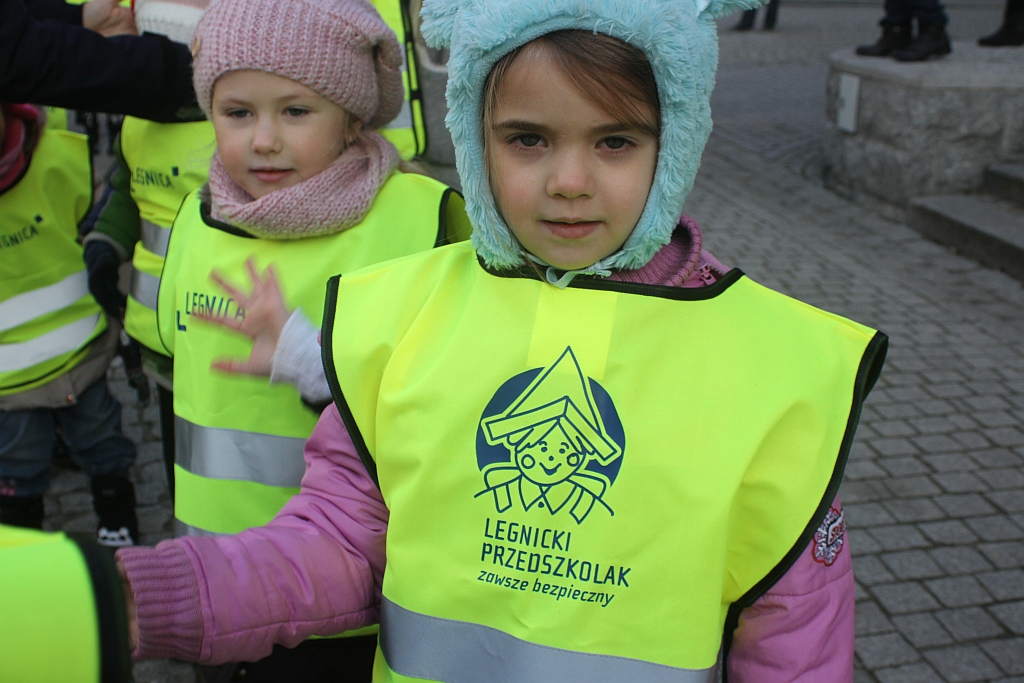 Legnickie przedszkolaki otrzymały kamizelki odblaskowe