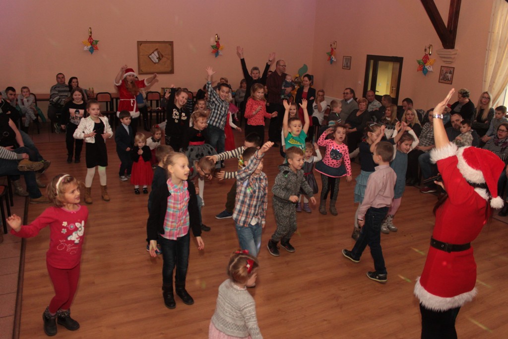 Święty Mikołaj rozpoczął wizytę u dzieci w gminie Kunice