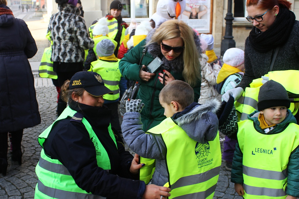 Legnickie przedszkolaki otrzymały kamizelki odblaskowe