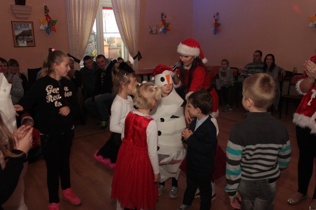 Święty Mikołaj rozpoczął wizytę u dzieci w gminie Kunice