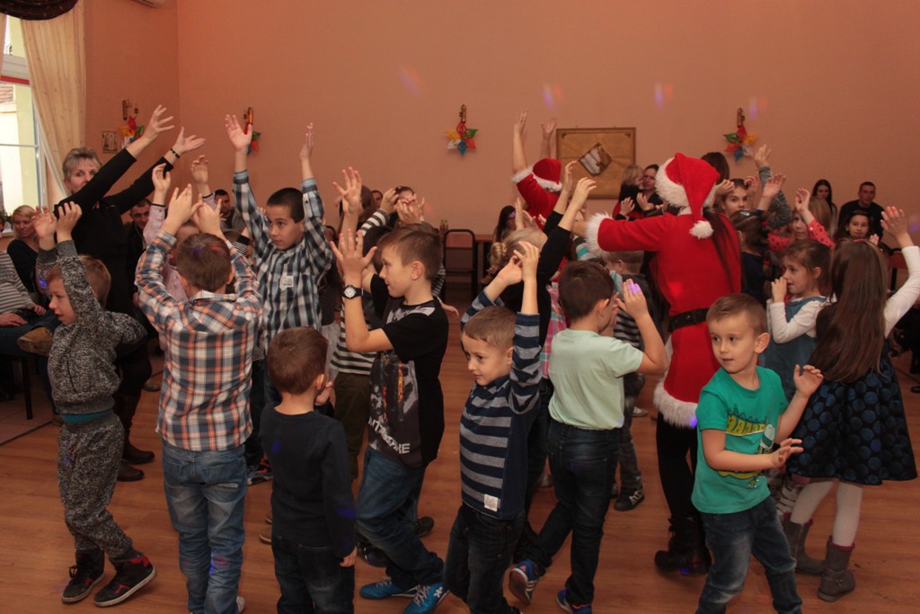 Święty Mikołaj rozpoczął wizytę u dzieci w gminie Kunice