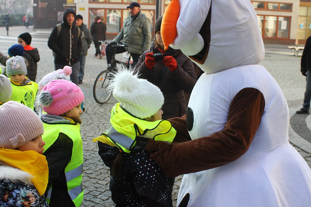 Legnickie przedszkolaki otrzymały kamizelki odblaskowe