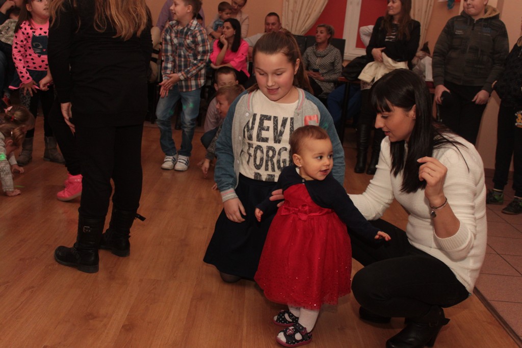 Święty Mikołaj rozpoczął wizytę u dzieci w gminie Kunice