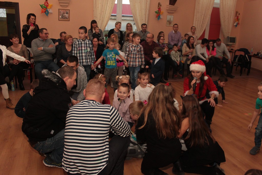 Święty Mikołaj rozpoczął wizytę u dzieci w gminie Kunice